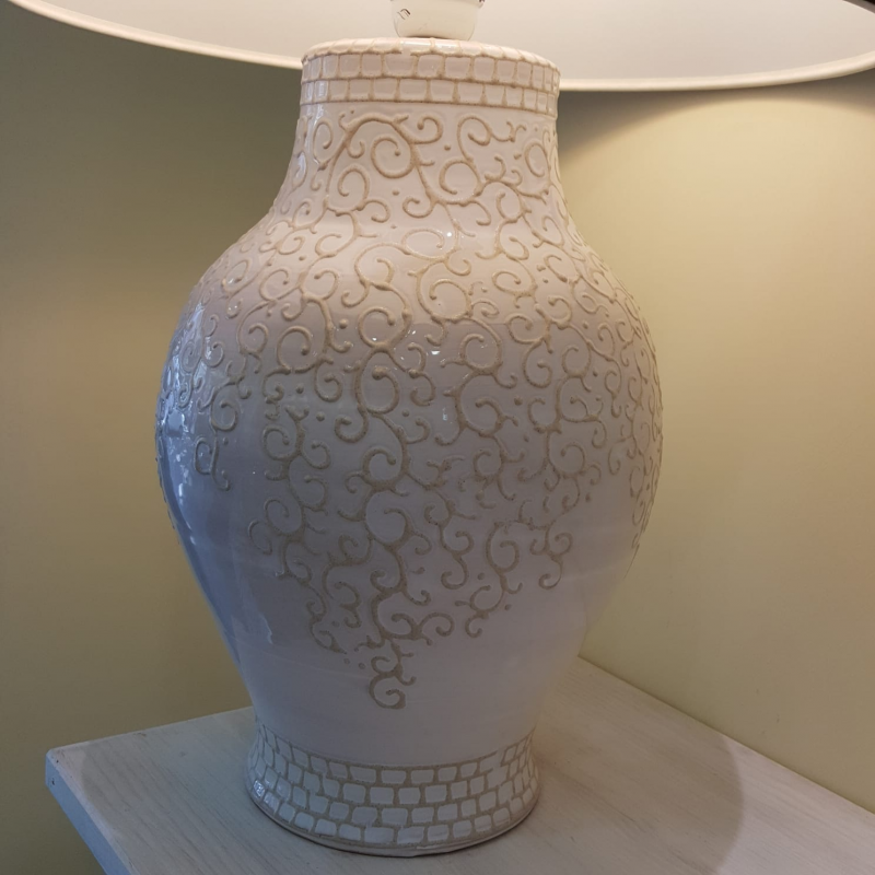 Lampada in ceramica con disegno  ricamo