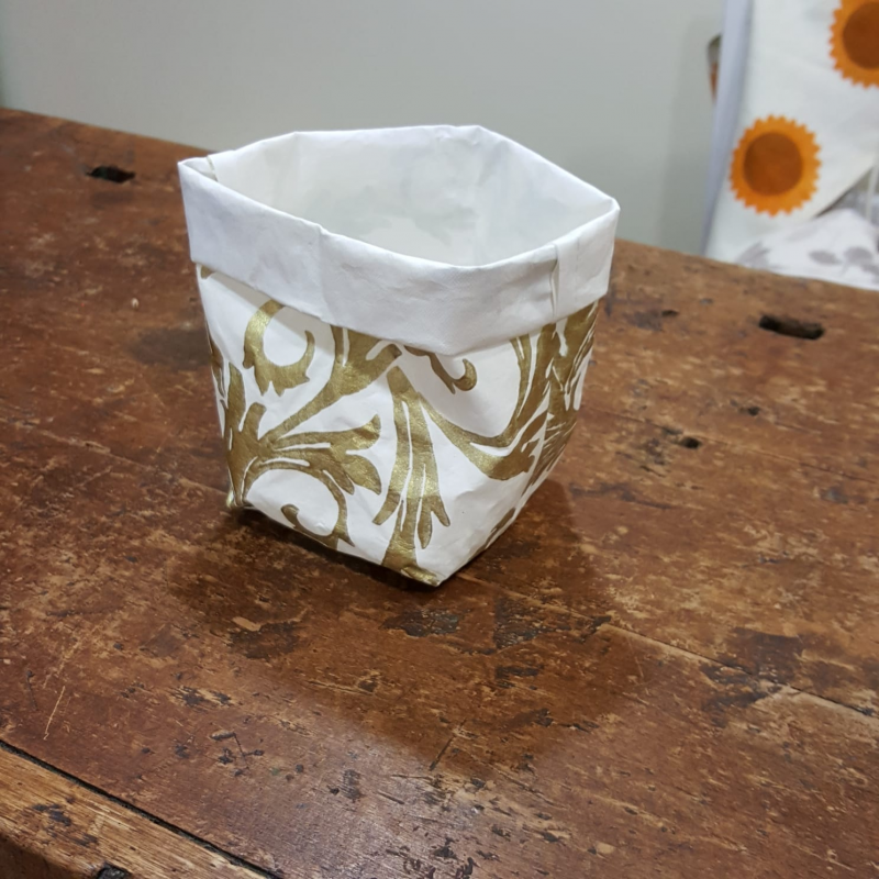 Bread basket or object holder in washable paper