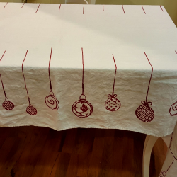 Christmas tablecloth in linen with Christmas balls