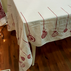 Christmas tablecloth in linen with Christmas balls