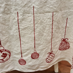 Christmas tablecloth in linen with Christmas balls