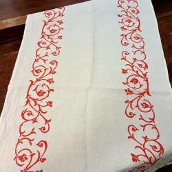 Table runner in table linen with bud design