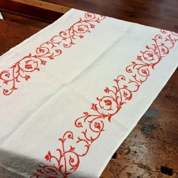 Table runner in table linen with bud design