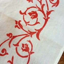 Table runner in table linen with bud design