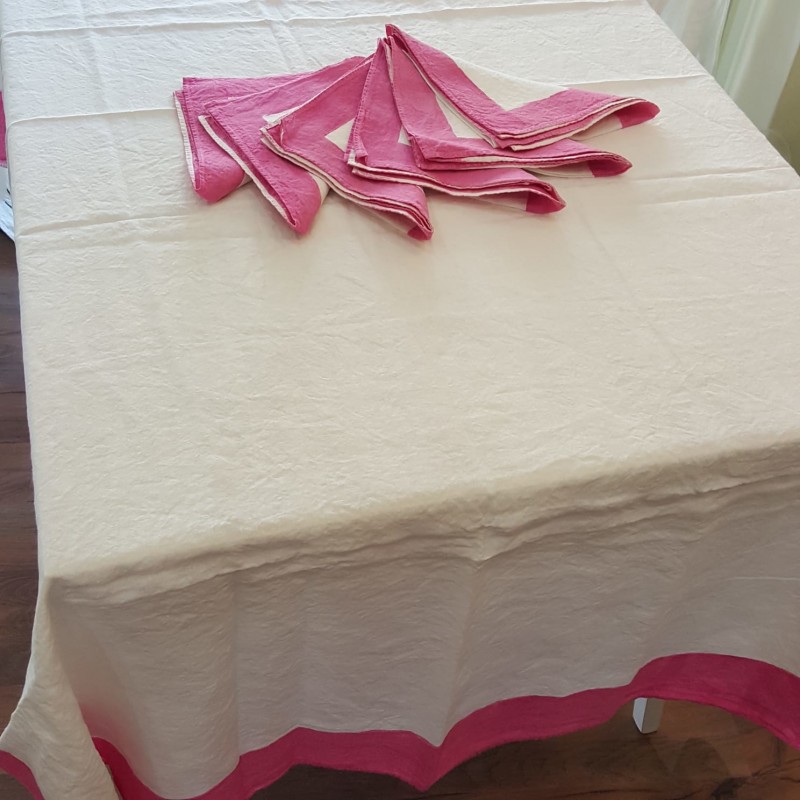 Fuxia color painted tablecloth with 6 crumpled natural linen napkins 145x200 cm