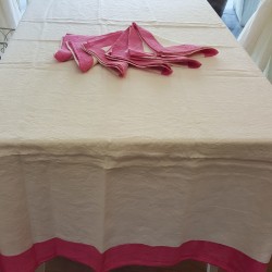 Fuxia color painted tablecloth with 6 crumpled natural linen napkins 145x200 cm