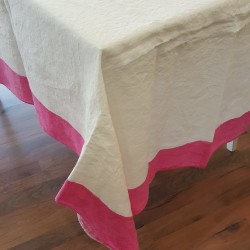 Fuxia color painted tablecloth with 6 crumpled natural linen napkins 145x200 cm