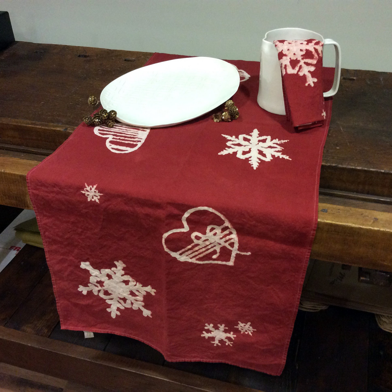 Christmas table runner in pure linen, bows and hearts