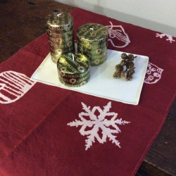 Christmas table runner in pure linen, bows and hearts