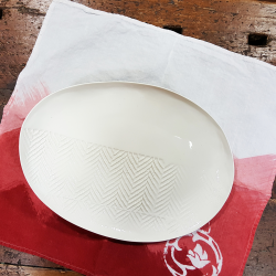 Oval plate in white porcelain chevron imprint