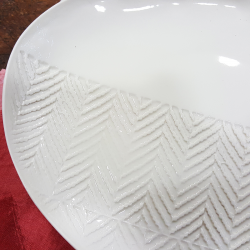 Oval plate in white porcelain chevron imprint