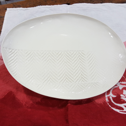 Oval plate in white porcelain chevron imprint