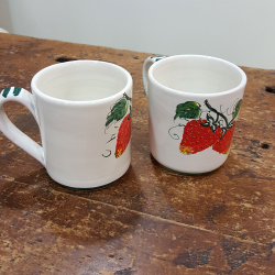 Mug in ceramic decorated strawberries