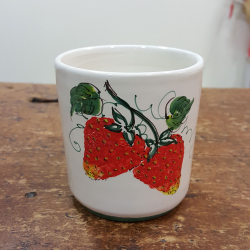 Mug in ceramic decorated strawberries