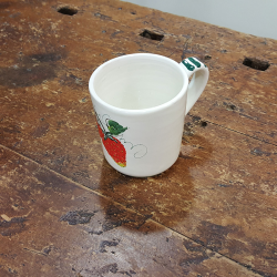 Mug in ceramic decorated strawberries