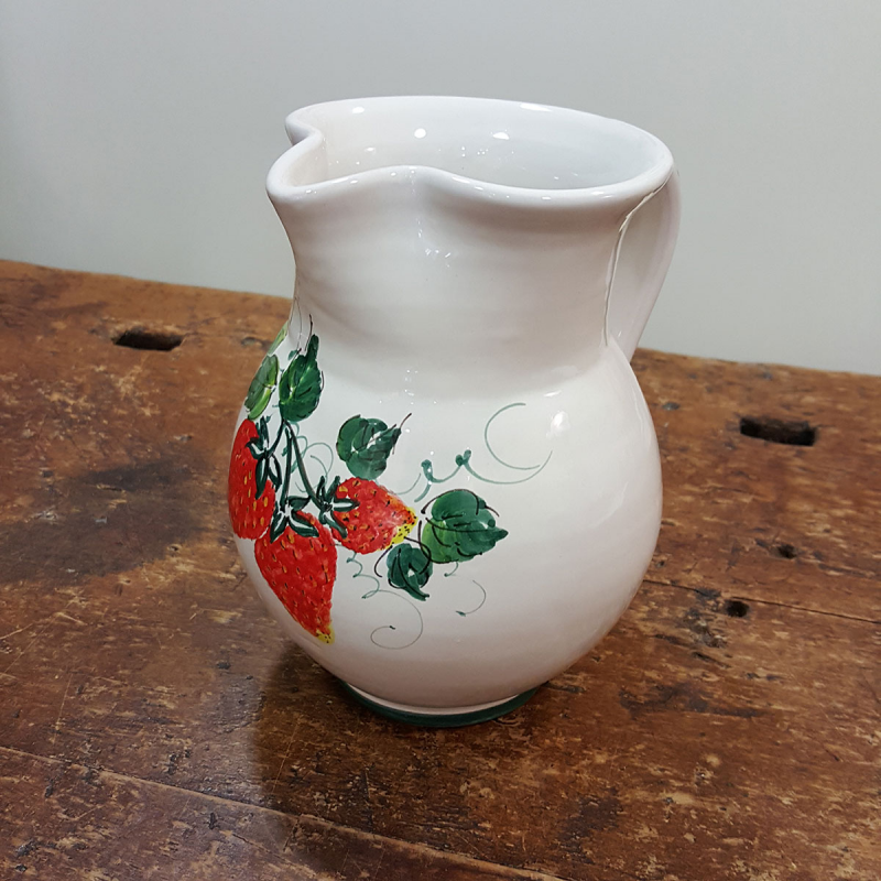 Caraffe in ceramica da litro e mezzo litro decorate con fragole