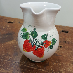 Caraffe in ceramica da litro e mezzo litro decorate con fragole